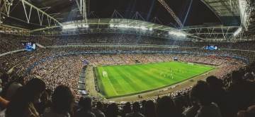 恰球王亲吻着国米的队徽（配图示意）
